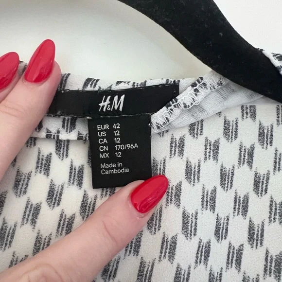 H&M Black and White Patterned Blouse - Picture 3 of 4